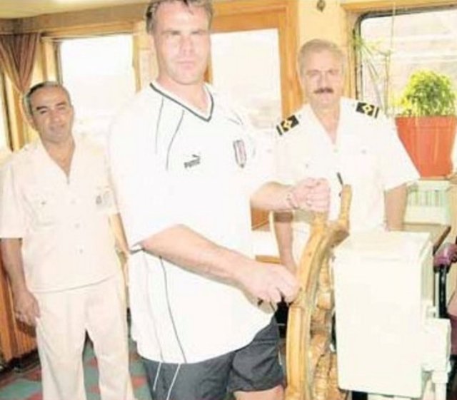 PETER KJAER - Keya diye okunmuyordu o zaman bu isim, Kayer idi ve böyle ilginç pozlara bayılan foto muhabirlerimiz vardı. Daum kaleci işini takıntı haline getirdi. Fevzi güvenilmez damgası yedikten sonra önce başkan Serdar Bilgili'den 2 yaş küçük bu Danimarkalı geldi. Pozundan anlaşılacağı üzere Antalya'da okey dönmeye daha yatkın bir abimizdi. Ülkesinde de elektrik işiyle uğraşıyordu, Samsunspor maçında yüksek gerilim yaratınca bileti kesildi.