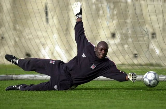 IKE SHORUNMU - Shorunmu için tek bir hata yazmak mümkün değil. O daha çok yan topları görmezden gelen ve yediği her golden sonra Bill Cosby gibi sırıtmasıyla antipati topladığı için iflâh olmadı. Bülent Ataman'a nazira yaparcasına 6 yediği Leeds maçı bu anlamda zirveye çıktığı andır.