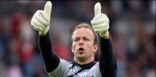 THOMAS MHYRE - İskandinavya'da iyi olmayan tüm kalecilerin sanki Beşiktaş'a geldiği bir süreçti. Kjaer sonrası Mhyre ilk kez sahaya çıktığı Antalyaspor maçının devre arasında oyundan alındı. Bir iyi bir kötüydü ama İnönü'de oynanan Fenerbahçe derbisinde Serhat'tan yediği 2 gol ile Beşiktaş macerası son buldu. Türkiye'nin gönlünü milli maçtaki performansı ve müzik zevkiyle daha sonra kazanmayı bildi.