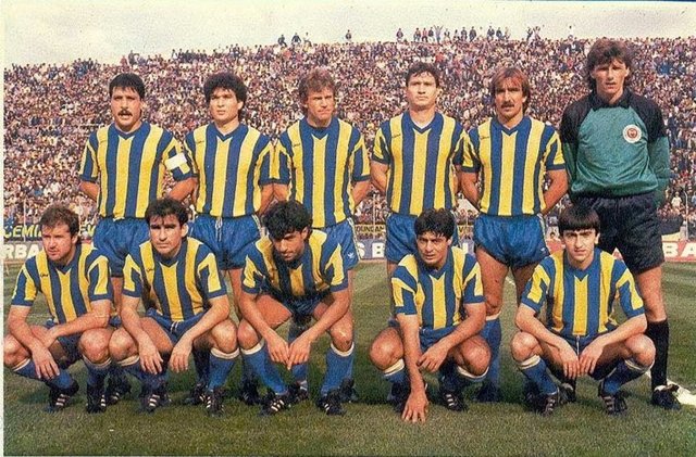 ZIVAN LUKOVCAN - Fenerbahçe taraftarının hafızalarından silinmeyen kahır yıllarının Aziz Yılmaz ile birlikte unutulmaz simgesi. Futbol topunu Monet resmiymiş gibi huşu içerisinde izlerdi. Özellikle de Beşiktaş maçlarında. Oynadığı iki sezonda Fenerbahçe ligde 5 ve 8. olarak toplamda +9 averaj yapabilmişti.