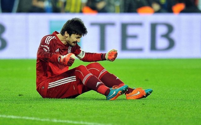 Sporting maçında yediği iki hatalı golle maça damgasını vuran Tolga Zengin'in performansı sonrası UEFA Avrupa Ligi'nden elenen Beşiktaş'ta kaleci transferi tartışılıyor.