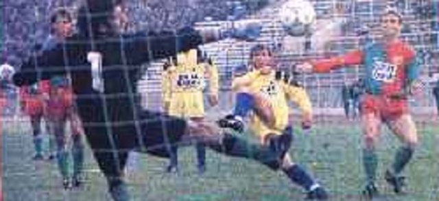 YÜKSEL ÖZÇİMEN - Fenerbahçe'nin Karşıyaka'yı 7-1 yenip Tanju'nun 6 golle rekor kırarak Gerson ile hâlâ hatırlanan topuk sevincine yol açan kaleci. Sonra da Beşiktaş'tan 4 gol yedi. Kariyerinde iki lig birden düşerek Aliağa'ya, ardından da 3. lige keskin bir iniş yaptı.