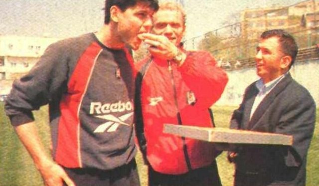 FEVZİ TUNCAY - Türk futbol tarihinin en hüzünlü hikâyelerinden. Taffarel de aynı maçta Fevzi kadar kötü gol yemişti, ama 1-1 Galatasaray için iyi skordu. Öte yandan Beşiktaş kazansa da puan farkı üçe inecekti. Yani aslında Fevzi sadece düşük bir ihtimale mâl olmuştu, şampiyonluğa değil. Tüm medya ona destek oldu. Teknik direktör Briegel sorumlu "çim bakıcısıdır." dedi. Baklavalar yedirildi ama Fevzi asla eskisi gibi olamadı.