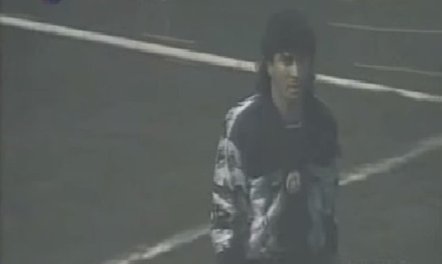 MEHMET DUYMAZER - Galatasaray kalesinin Hayrettin sonrası filmini anlatan dönemin figüranlarından. Adnan Sezgin transferiydi. 1996-97 sezonunun başında Sergen'den yediği hatalı golden sonra direğe kafa atınca hayatımıza girdi. Sonra çıkar gibi oldu ama Pierre Esser'in bileti kesilince Fenerbahçe derbisinde kale ona verildi. Hakan Şükür'ün Del Piero favorileriyle gol üstüne gol kaçırdığı, stada girmek için duvarlarına tırmanıldığı dönemlerdi ve Veselinovic & Rıdvan ikilisinin ilk maçıydı. Boliç'in şutunu elinden kaçırdı, Galatasaray kaybetti. 2004'te polis hap satma iddiasıyla tutuklayana dek Mehmet Duymazer'den haber alınamadı.