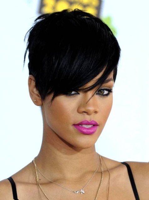 Rihanna - Rihanna'da 30'lu yaşlarına girdiğinden beri kısa kesim kullanan ünlülerden. Bob kesimi tercih etmeyen Rihanna oldukça kısa model kullanmayı tercih ederek önlere doğru kakül bırakıyor.