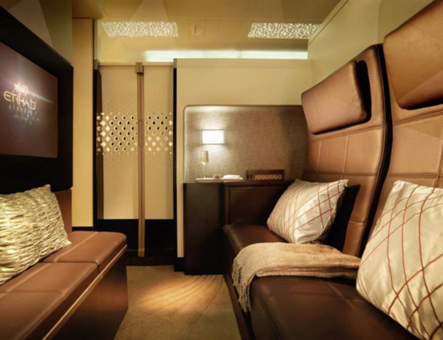 Etihad Rezidans kabini üst katın ön bölümünde yer alıyor. Bu kattaki yolcuları Savoy Oteli'nde eğitim alan personeller tarafından ağırlanıyor. 