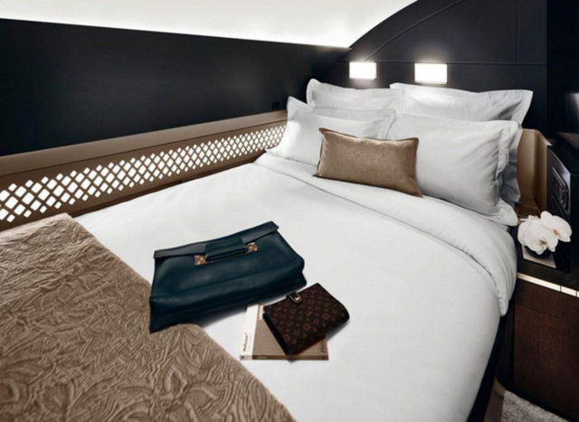 Tam boy çift kişilik yatakların bulunduğı odalarda Abu Dabi'den Londra'ya yolculuk etmek 21 bin dolara geliyor. 