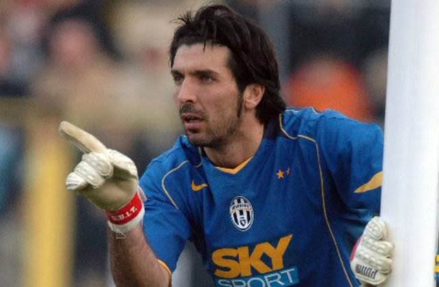 2004Kaleci: Buffon (Juventus)