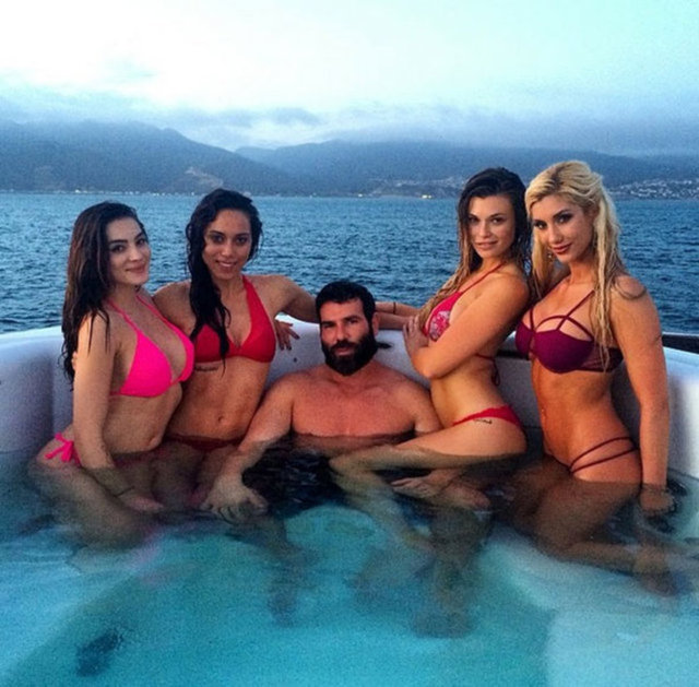 Anka'nın cesur sahne şovları ve iddialı Instagram paylaşımlarından etkilenen Dan Bilzerian, Anka'yı özel davetlisi olarak Amerika'ya davet etmiş.