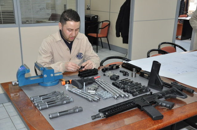 "MPT-55 piyade tüfeğinin iki modeli var. Birinci modelimiz 'Karabin' tipi kısa modelimiz. Bu modelimizin ağırlığı 2 kilo 900 gram ve dakikada 750 atım sayısına ulaşabilmekte. Plastik şarjörü, teleskopik ayarlanabilir dipçiği mevcut. 400 metre etkili menzile sahip. Atış kabiliyeti yüksek, hafif, etkili bir piyade tüfeğidir. Özellikle meskun mahal çatışmalarında, komando birliklerinde kullanılabilecek etkili modern bir piyade tüfeğidir."