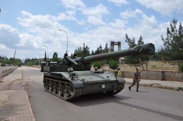 En önemli özelliği; 8-25 km arası mesafelere yapılan atışlarda farklı namlu açılarından art arda atılan üç merminin, hedefe aynı anda ulaşması ile üç adet obüsün atış gücünü tek başına karşılayabilmesidir.