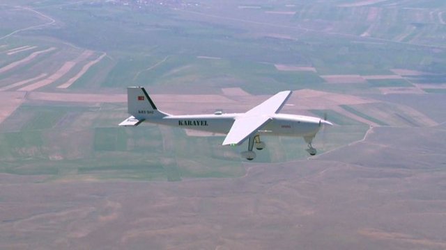 'BEN YİNE DE SÖYLEYECEĞİM'Ahmet Nazif Zorlu, konuşması sırasında, "Aslında bu konuyu konuşmamam lazım. Ama konuşacağım mayıs ayında insansız silahlı hava aracımızı uçuracağız. İnsansız hava aracını yapan Vestel, şimdi o aracın silahlısını da yaptı" dedi.