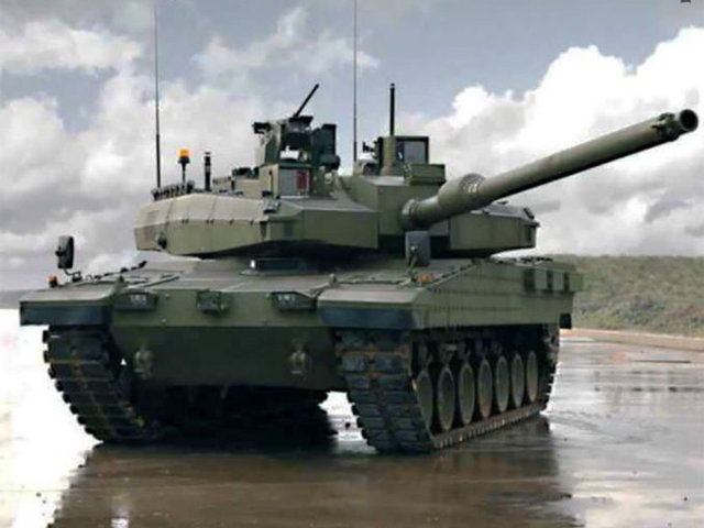 Altay tankında tank komutanı, nişancı, sürücü ve doldurucu olarak 4 mürettebat görev yapıyor. Altay'ın üzerinde ana silah olarak, birçok farklı mühimmatları atabilen 120 mm'lik 55 kalibre top bulunuyor. Ana silah ve yardımcı silahların kontrol edilmesi için Altay'a özel yeni nesil atış kontrol sistemi çalışmaları ise devam ediyor. Bu sistem sayesinde Altay hareket halindeki hedefleri bile çok yüksek isabet oranıyla vurabilecek.