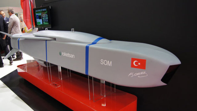 SOM FÜZESİTürk Silahlı Kuvvetleri'nin yeni gözbebeklerinden SOM (Satha Atılan Orta Menzilli Mühimmat) yeni füze projeleri kapsamında TSK'nın göz bebeklerinden biri. Karada, havada ve denizde her türlü hedefi vurabilen füzenin menzili 250 km.