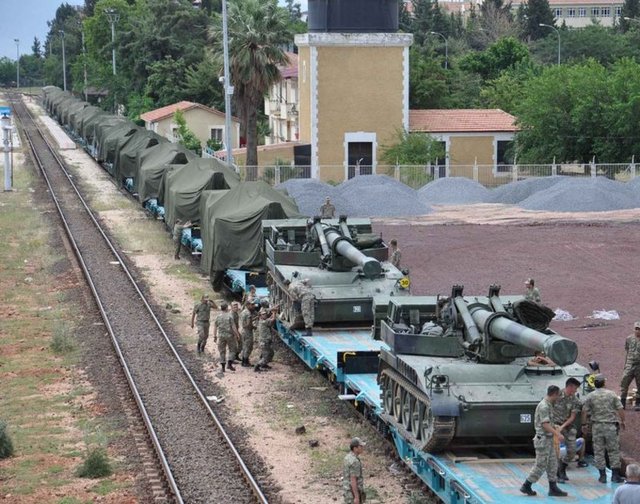 Obüsteki muharebe sistemleri Fırtına Atış Kontrol Sisteminin hesapladığı atış komutlarını alma ve gönderme yeteneğine sahip. Fırtına hareket halindeyken 30sn. içinde atış görevine hazır olabilmekte ve ilk 15sn. içinde ani atış (darbe) olmak üzere 8 atımlık bir atış görevini bir dakika içinde tamamlaybilmektedir.