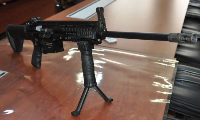 İyiiş, bu modelin uzun tipinin ise 3 kilo 200 gram ağırlığında olduğuna dikkati çekerek, "Plastik kompozit şarjörlü ve üzerine her türlü optik sistemin takılabileceği üniversal pikatini ray sistemine sahiptir. Etkili, hafif ve tutukluk yapmayan bir silahtır. Şu an tasarım ve uygulamalarını gerçekleştirdik, ürün kalifikasyonunu gerçekleştireceğiz. Bu yıl sonunda seri imalata geçmeyi hedefliyoruz" diye konuştu.