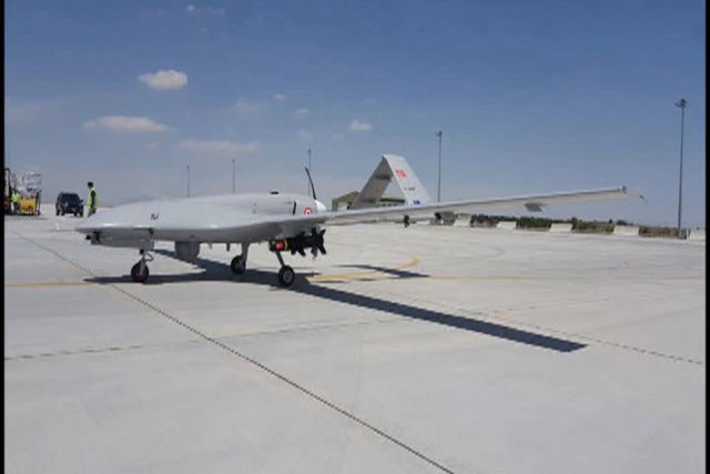 BAYRAKTAR İHA'NIN ÖZELLİKLERİ - 24,000 Feet Uçuş İrtifası - 24 Saat Havada Kalış Süresi - 150 Km Haberleşme Menzili - Tam Otomatik Uçuş Kontrol ve 3 Yedekli Otopilot Sistemi (Triple Redundant) -   - 150 KM haberleşme menzili