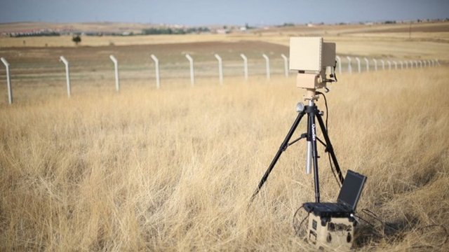 RETİNAR PTRRetinar PTR, Türk üretimi taşınabilir bir radar. Amaç gözle görülemeyecek kadar uzaktaki hareketlerden haberdar olmak. Yeni radarı farklı kılan, insan ve hayvanı ayırtedebiliyor olması. Savunma sanayi şirketi METEKSAN, sınır ve alan güvenliğine yönelik "insan ayırt edebilen" çevre gözetleme radarı "Retinar PTR"yi üretti.