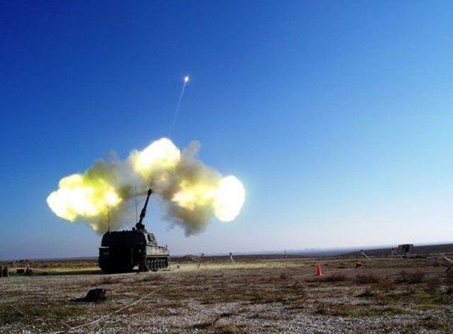 40 KM'LİK MENZİLDünya orduları arasında aynı sınıfta çok az sayıdaki silah sisteminde bulunan özelliklere sahip, 8 metrelik namlusuyla 40 kilometre uzaklıktaki hedeflere nokta atışı yapabilen TSK'nın vurucu gücü Fırtına obüsleri, küresel konumlandırma, otomatik namlu yönlendirme ve otomatik mermi doldurma sistemleri sayesinde yüksek ateş kabiliyeti sunuyor.