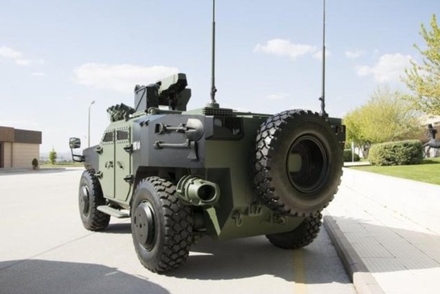 PARS 4X4, 25-30 Bg/ton gücündeki araç 1.9 m'lik düşük bir siluete ve amfibi özelliğe sahiptir. 5 kişilik mürettebatı bulunan araç hiçbir hazırlık gerektirmeden derin ve akıntılı suda operasyon yapabilir.