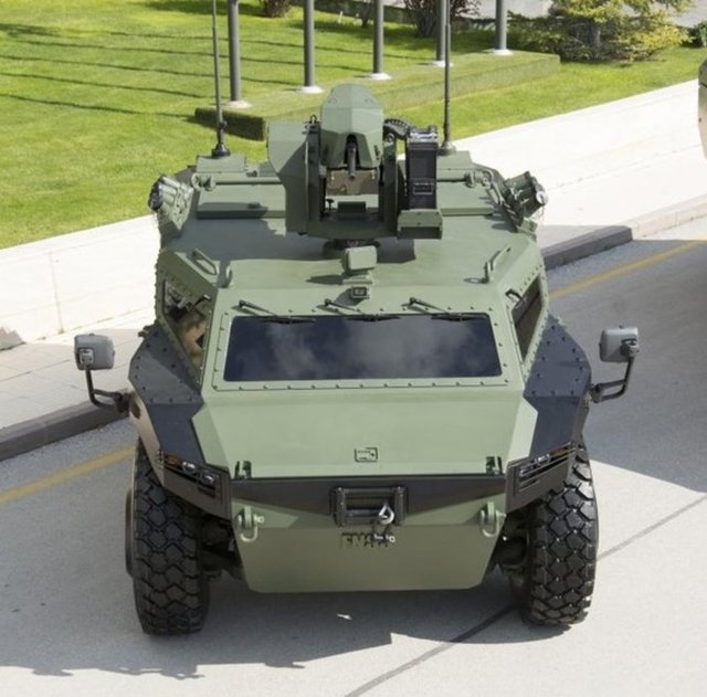 Aracın sudaki arttırılmış manevra kabiliyeti ise, arkasında konumlandırılan iki adet su jeti ile sağlanmaktadır. Araç, suda nokta (Pivot) dönüşü yapabilmekte ve aynı zamanda arzu edildiğinde suda geri istikamete doğru hareket edebilme kabiliyetine sahiptir.