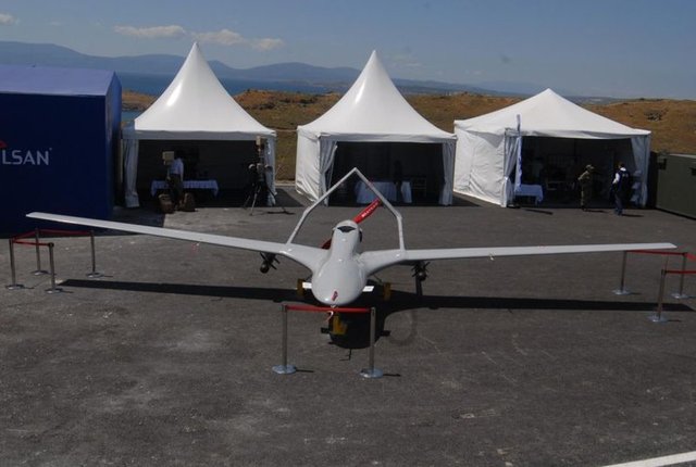 DÜNYA REKORU BULUNUYOR - Bayraktar, 2014 yılının Haziran ve Ağustos aylarında yapılan deneme uçuşlarında 27 bin feet irtifa ve 24 saat 34 dakika havada kalma süresiyle kendi sınıfında dünya rekorunun sahibi konumunda.