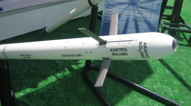 CİRİT FÜZESİİlk "Milli" füze sistemi olan ve Türk Silahlı Kuvvetleri envanterine giren "Cirit" kendi sınıfında en uzun menzile (8 km) sahip. Cirit füzesinin, başarılı performansı ile birçok ülkenin dikkatini çektiği, 2012 içinde ilk ihracatının yapılmasının öngörüldüğü ifade ediliyor. Taarruz helikopterleri için geliştirilen ve Cirit füzesinin ATAK helikopterine de entegre edildi.