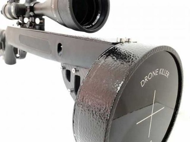 ve askerin yanı sıra, ticari, hobi hatta terörizm maksatları ile Drone'ler uçuruluyor.