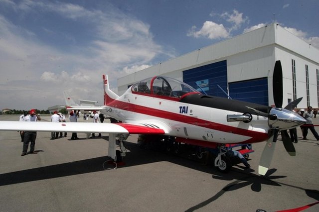 HÜRKUŞTürk mühendisler tarafından üretilen ikinci hava aracı olan Hürkuş saatte 574 kilometre maksimum seyir hızına ulaşabiliyor. Perdövites hızı (iniş konfigürasyonu) 143 km/sa olan Hürkuş'un maksimum tırmanma hızı ise deniz seviyesinde 22 m/s olarak belirtiliyor.