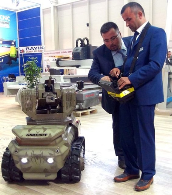 'Ankerot' adı verilen uzaktan kumandalı mini insansız aracın, özellikle yakın veya uzak mesafede asker ve polisin giremeyeceği noktalarda uzaktan kumanda ile kullanılabileceğini ifade edildi.