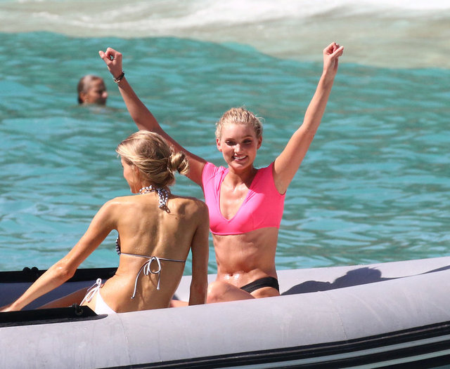 Candice Swanepoel'den başka aynı adada Elsa Hosk ve Martha Hunt da çekimlerde yer aldı.