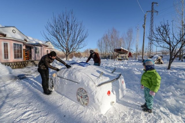 Arabanın tamamlamasının ardından süslemesini de ihmal etmeyen gençler, bunun için de atıl durumdaki jant ile kavanoz kapakları, lavabo borusu ve demir parçaları gibi malzemeleri kullandı.