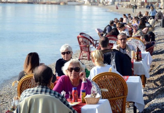 Muğla / Bodrum - Yurdun büyük bir bölümünde soğuk ve yağışlı hava etkisini gösterirken, Bodrum'da ise bahardan kalma günler yaşandı. Vatandaşlar, sahil ve kafeteryalarda keyif yaptı.