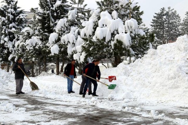 Hakkari'de vatandaşlar iş yerlerinin önünde biriken karları temizledi.