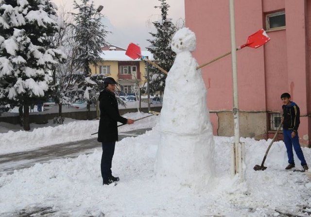 Hakkari'de okulların tatil olmasını fırsat bilen öğrenciler, kardan adam yaparak tatilin keyfini çıkarttı.