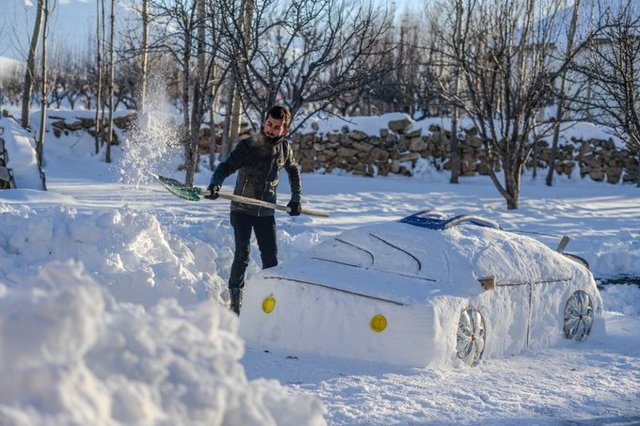 Van'da, yoğun kar yağışının ardından gelen güneşli havayı fırsat bilen gençler, karı eğlenceye dönüştürdü.