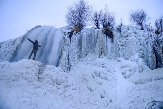 Van'da kar yağışının ardından oluşan soğuk havanın etkisiyle Muradiye Şelalesi de kısmen dondu. Havanın soğuk olmasına aldırış etmeyen ziyaretçiler ise, Bendimahi Çayı üzerinde bulunan ve yaklaşık 15 metre yükseklikten akan şelaleyi gezip, fotoğraf çekiyor.