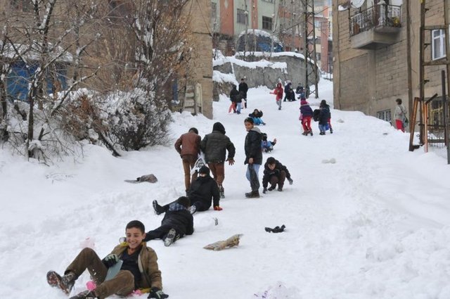 Ara sokakları buz pistine çeviren çocuklar kendi imkanlarıyla yaptıkları kızaklarla kayıp bol bol kartopu oynadı.