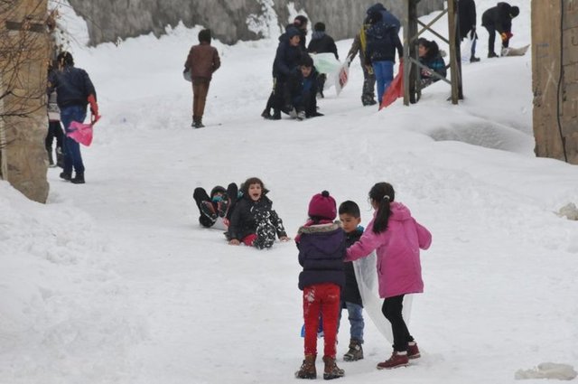 Hakkari'de kar nedeniyle okulların tatil edilmesi en çok çocukları sevindirdi.