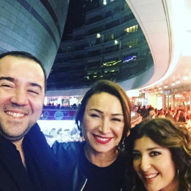 ATA DEMİRERGecenin yıldızıyla fotoğraf çekindik.