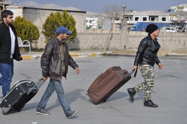 Eşyalarının bir bölümünü yanlarına alan vatandaşlar, çevre illere doğru yola çıktı.