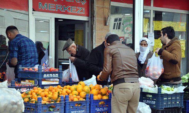Şehri terk etmeyen vatandaşlar ise gıda sıkıntısı çekmemek için marketlere akın etti.