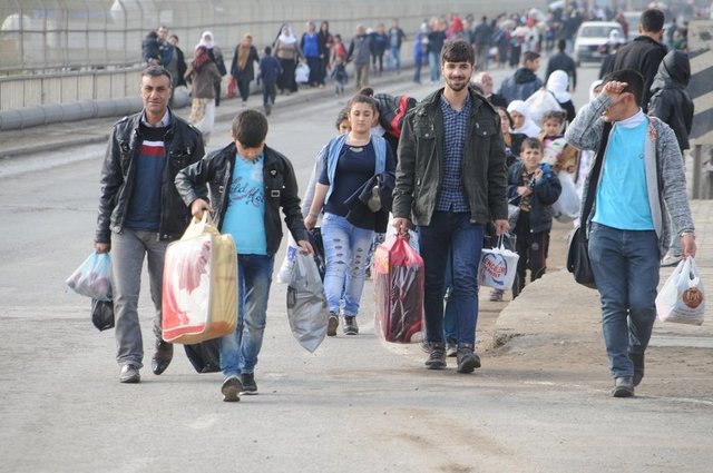 Şırnak Valiliği'nin, Cizre ve Silopi'de gece 23.00'ten itibaren uygulayacağı sokağa çıkma yasağı nedeniyle, insanların bir kısmı şehri terk etti.