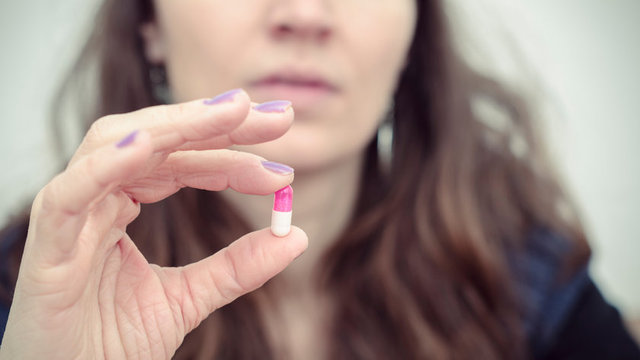 - Dozun yetersiz veya aşırı olmasının yanı sıra doz aralıklarının uygunsuz olması da antibiyotik direncine yol açıyor. -  