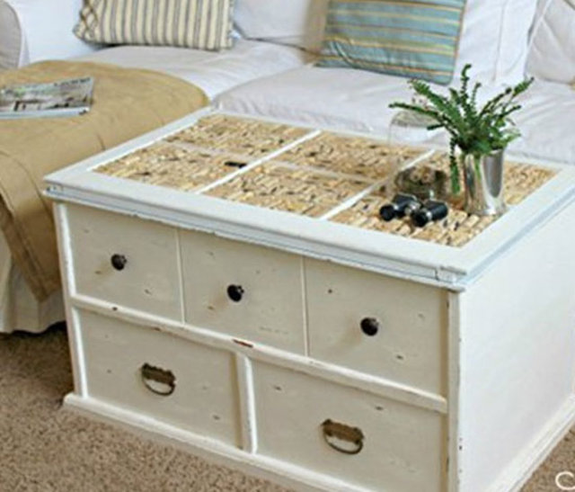 Masanızın üstünü tamamen mantarlarla kaplayarak şık ve farklı bir tasarım elde edebilirsiniz.