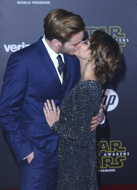 Sarah Hyland ve Dominic Sherwood'un aşk gösterisi.