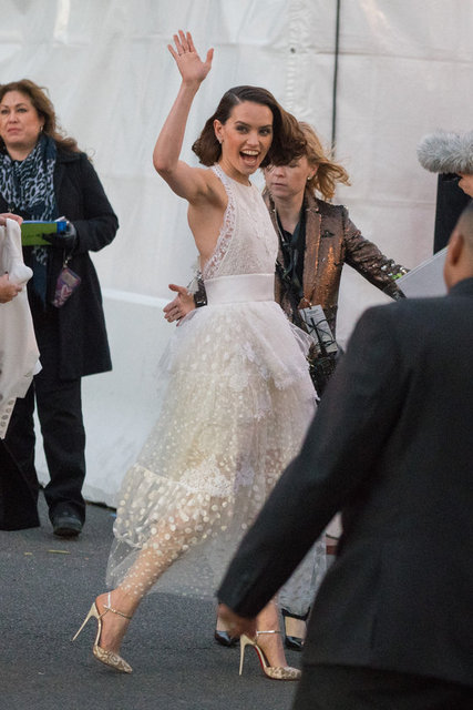 Filmin Rey karakteri Daisy Ridley beyaz elbisesiyle galaya katıldı.