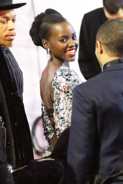Serinin yeni halkasında Maz Kanata'yı oynayan Lupita Nyongo, kırmızı halıda pırıl pırıldı.