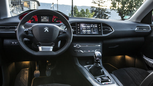 Diğer bir seçeneğinde ise208 ve crossover modellerinde 24 ay 24 bin TL'yi faizsiz vade seçeneğine sunuyor.