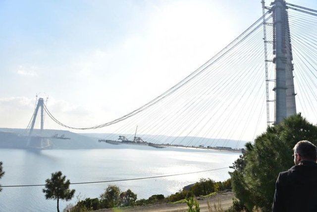 Ortadaki tabliyeler de nihai yerine asılınca köprü tamamlanmış olacak. 